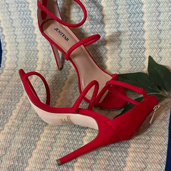 High Heel - Picture 4 of 12